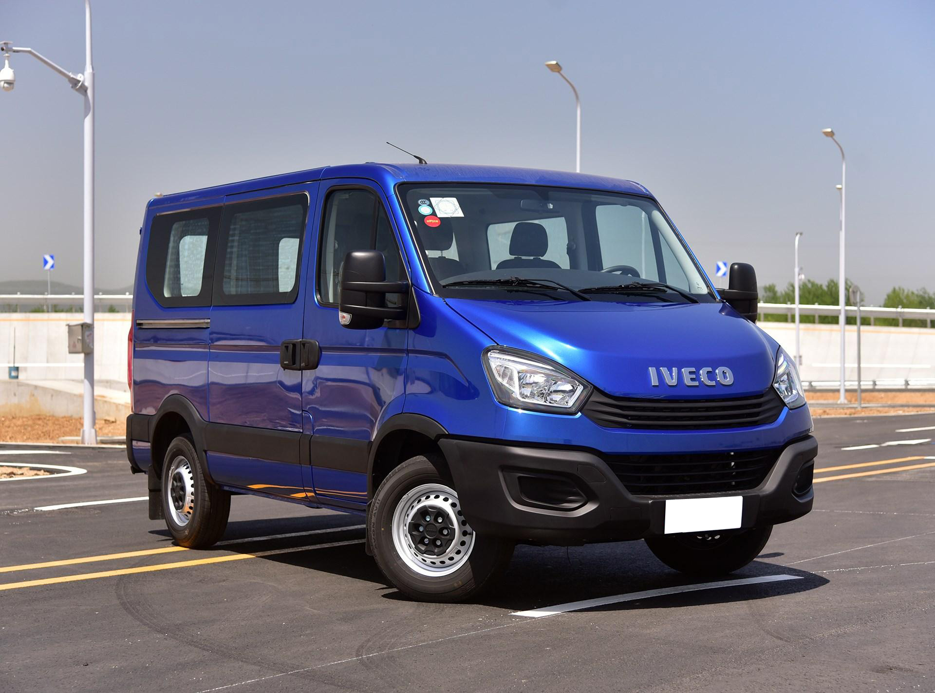 2018款依维柯欧胜23t短轴低顶多功能车侧拉门f1a