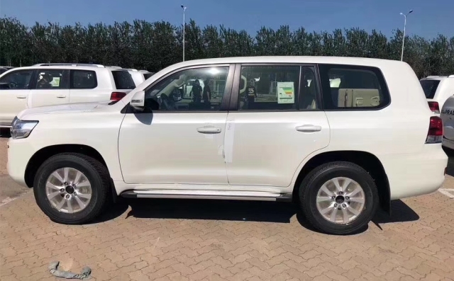 2018款兰德酷路泽4600gxr八气囊18铝轮配置详解陆巡v8现车价格