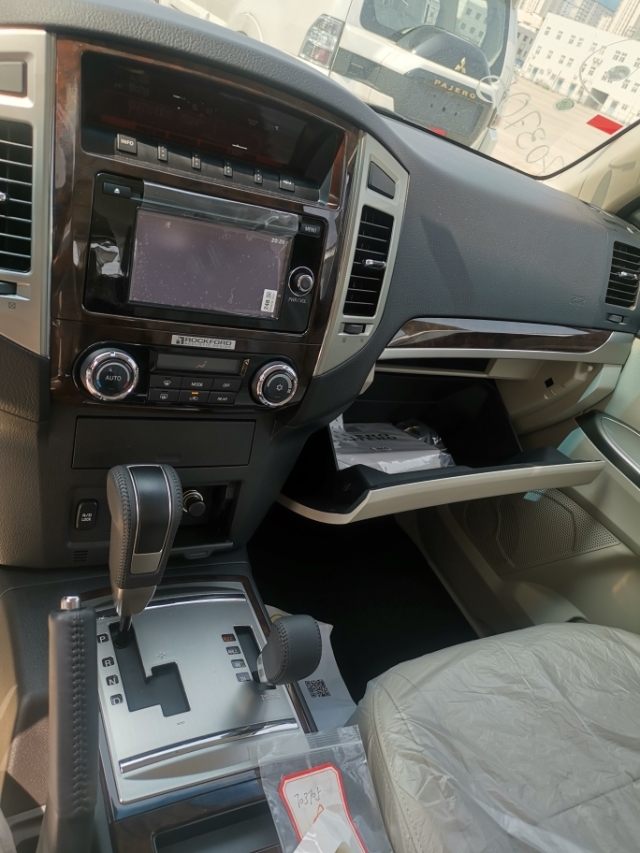 三菱帕杰罗v97深浅搭配的内饰营造出的轻松舒适氛围,宽大的内饰空间