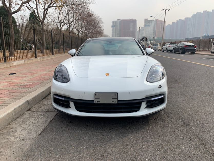 19款保时捷全新panamera车身整体轮廓并没有发生太大的变化,通过