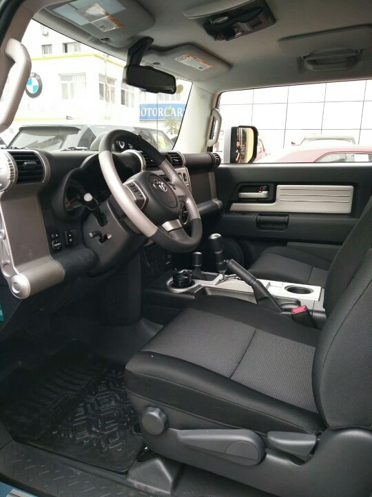 丰田fj酷路泽内饰适用而简练.