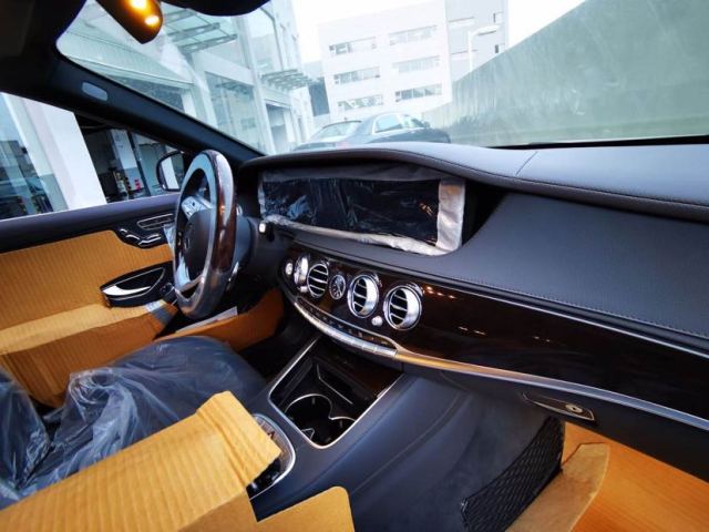 新一代奔驰迈巴赫s450标配战盾轮毂可按揭