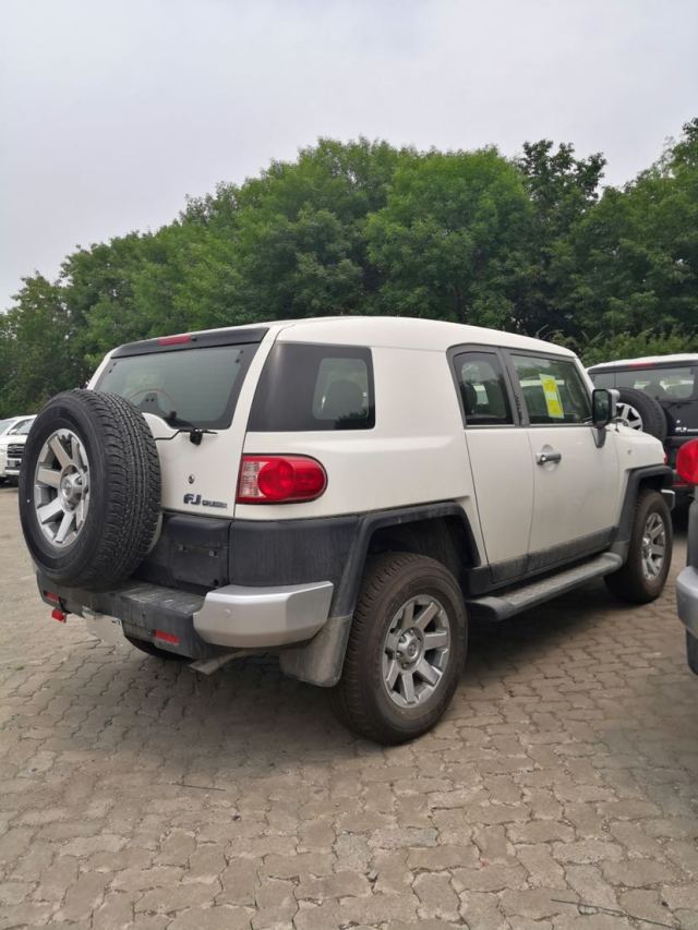 2020款丰田fj酷路泽中东版40l配置解读硬派越野车