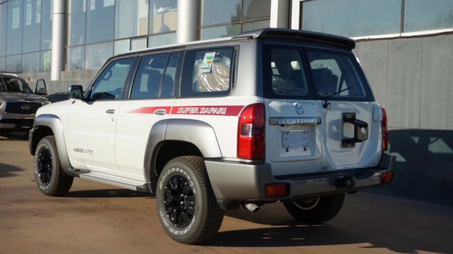 18款日产尼桑途乐y61内饰兼具了舒适性和功能性.