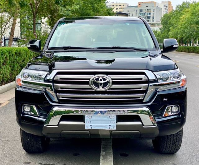 2020款中东版丰田酷路泽4600v8陆地巡洋舰云南昆明现车在售