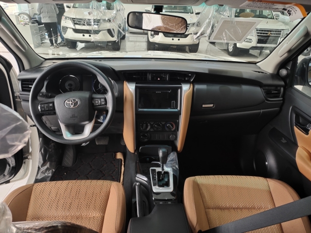 丰田穿越者2700的内部宽敞舒适,一体式中控台简介大方,内部超大使用