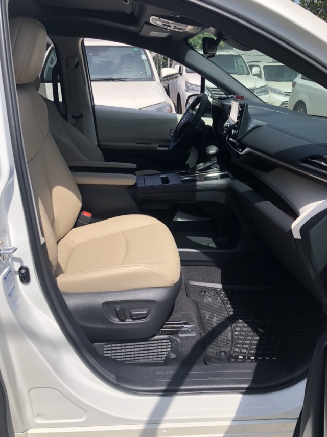 2021款丰田塞纳25l省油省心省钱的mpv