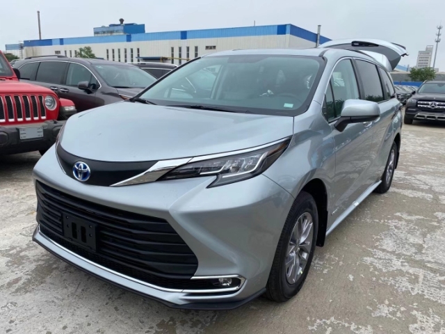 车头的设计灵感来自日本新干线的子弹头列车,显得简约时尚.