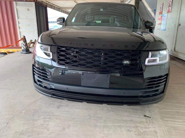 21款路虎揽胜行政汽油黑曜版150万促销