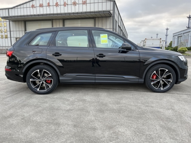 23款欧规奥迪q830黑耀高配西安50万