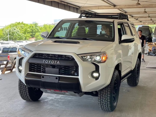 23款超霸trd por 配置:23款丰田超霸trd pro 白黑配置:fox动态悬挂